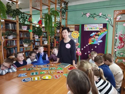 «Пусть детство звонкое смеется...»