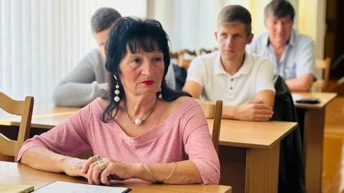 «Я проста ападу кляновым лістам”