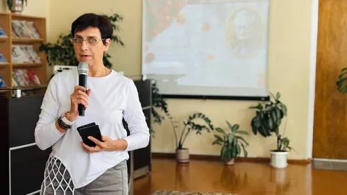 «Я проста ападу кляновым лістам”