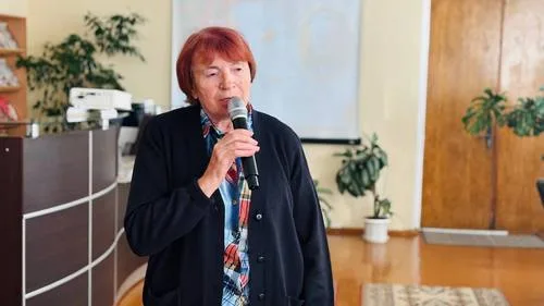 «Я проста ападу кляновым лістам”